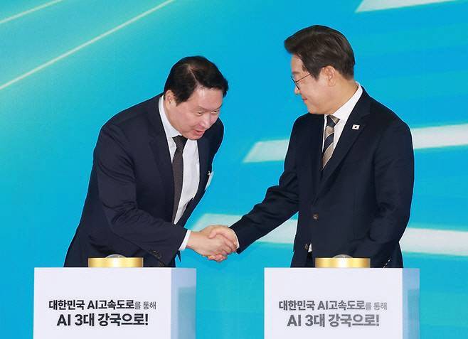 이재명 대통령이 20일 울산전시컨벤션센터에서 열린 울산 인공지능(AI) 데이터 센터 출범식에서 기념 세리머니에 참여해 최태원 SK그룹 회장과 악수하고 있다.  사진 = 연합뉴스