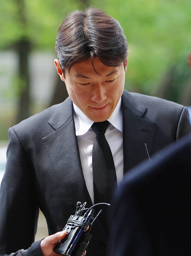 19일 불법 촬영 혐의로 1심에서 징역 1년에 집행유예 2년을 선고받은 황의조가 서울고등법원에서 열린 2심 첫 공판에 출석하고 있다.