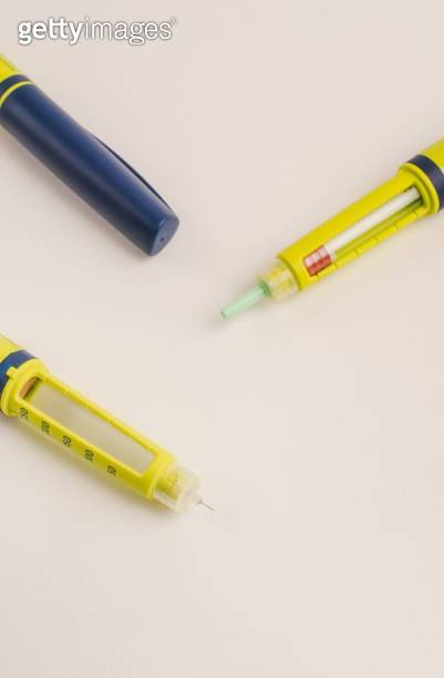 스키니잡이나 인슐린 주사에 이용되는 펜 형태의 주사기의 끝이 바늘이 장전된 모습. [사진=게티이미지]