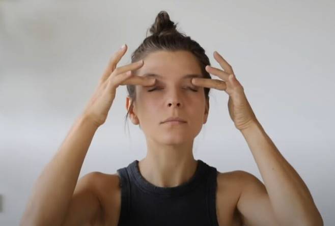 한 여성이 눈 주위 근육을 마사지하고 있다. 얼굴요가에는 마사지, 스트레칭과 웃음 찡그리기 등 각종 동작이 포함된다. 이마 근육과  눈 코 입 등 주위의 근육을 단련하면 피부 및 정신 건강에 좋다. [사진=SNS]