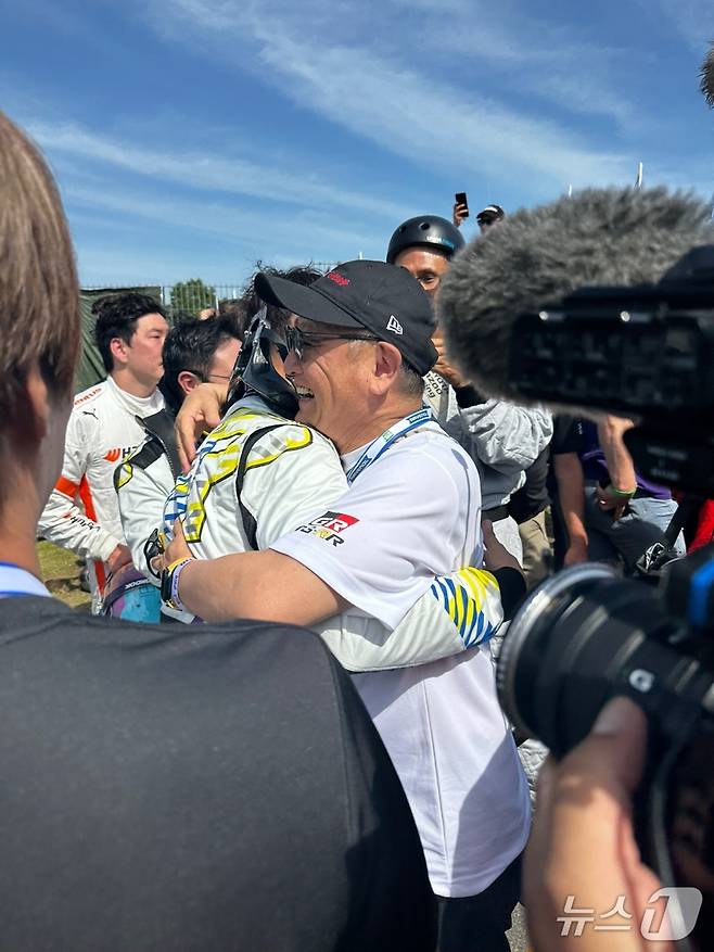 19~22일(현지시간) 독일  라인란트팔츠주 뉘르부르크의 뉘르부르크링 서킷에서 열린 '뉘르부르크링 24시 내구레이스'가 열렸다. 사진은 레이스 종료 직후 포옹하는 도요다 아키오 도요타자동차그룹 회장과 그의 장남 도요다 다이스케.((토요타 가주 루키 레이싱 공동취재단 제공)