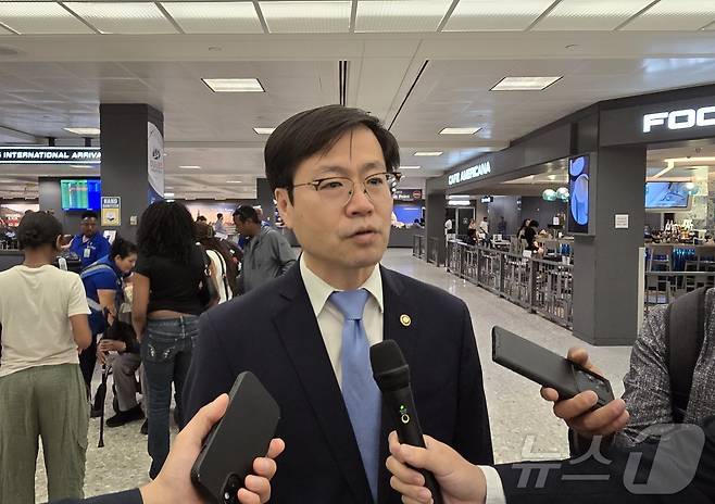 여한구 통상교섭본부장이 22일(현지시간) 워싱턴DC 인근 덜레스 국제공항을 통해 입국해 취재진의 질문에 답하고 있다. 이재명 정부 출범 후 장관급 인사로는 첫 방미로 여 본부장은 "굉장히 엄중한 상황으로, 이번 방미 기회를 최대한 활용, 국익 중심 실용주의 측면에서 협상에 집중하고 가속하겠다＂라고 밝혔다. 2025.06.22 ⓒ News1 류정민 특파원