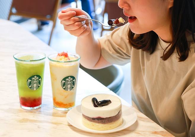 스타벅스 '블랙사파이어 치즈 케이크'.(스타벅스 코리아 제공)