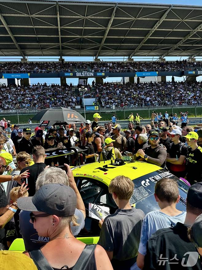 19~22일(현지시간) 독일  라인란트팔츠주 뉘르부르크의 뉘르부르크링 서킷에서 열린 '뉘르부르크링 24시 내구레이스'가 열렸다. 사진은 21일 레이스 출발을 앞두고 열린 그리드 워크에서 만타이 레이싱팀의 차량을 보기 위해 몰려든 팬들의 모습.ⓒ 뉴스1 이동희 기자