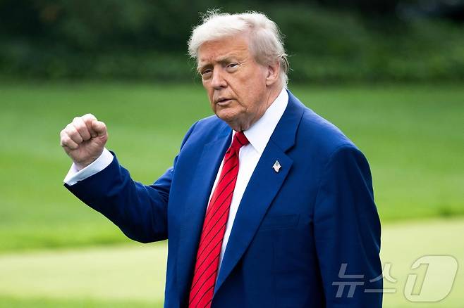 20일(현지시간) 도널드 트럼프 미국 대통령이 워싱턴 DC 백악관 남쪽 잔디밭에서 마린원(미 대통령 전용 헬기)에 탑승하기 전 주먹을 불끈 쥐어 보이고 있다. 2025.06.20 ⓒ AFP=뉴스1 ⓒ News1 류정민 특파원