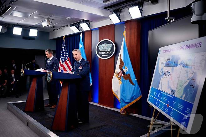 22일(현지시간) 합참의장 댄 케인 공군 장군(오른쪽)이 피트 헤그세스 미 국방장관(왼쪽)과 함께 워싱턴DC 인근 버지니아주 알링턴의 펜타곤에서 열린 기자회견에서 전날 단행한 이란 핵 시설 공습 작전(일명 '미드나잇 해머')에 대해 설명하고 있다.  ⓒ AFP=뉴스1 ⓒ News1 류정민 특파원