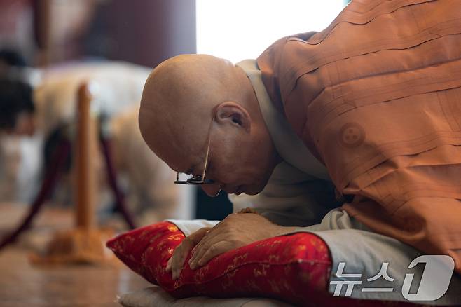 취임 천일을 맞은 대한불교조계종 총무원장 진우스님이 23일 서울 종로구 조계사 대웅전에서 열린 '세상의 평안을 위한 1천일 기도 회향 법회'에서 108배 하고 있다. ⓒ News1 이승배 기자