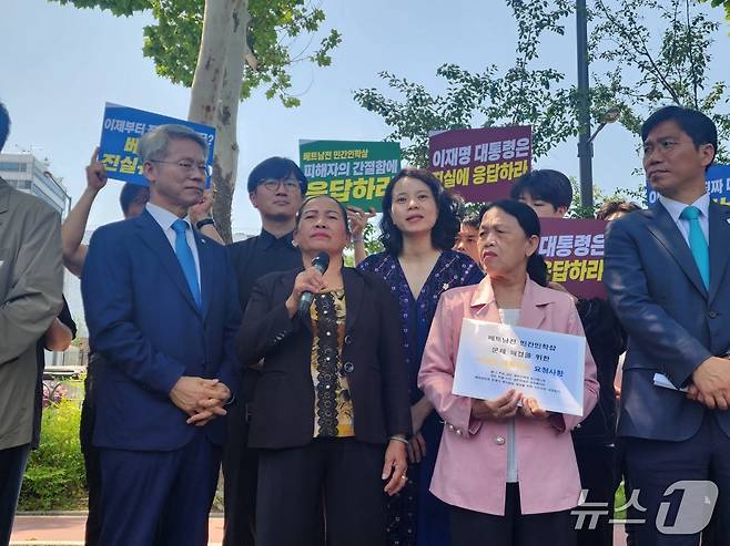 베트남 전쟁 당시 한국군에 의한 민간인 학살을 경험한 피해 생존자 응우옌티탄 씨가 이날 오전 10시 서울 용산구 대통령실에서 면담을 진행한 후 기자회견을 열고 있다. 2025.6.23/뉴스1 ⓒ News1 권진영 기자