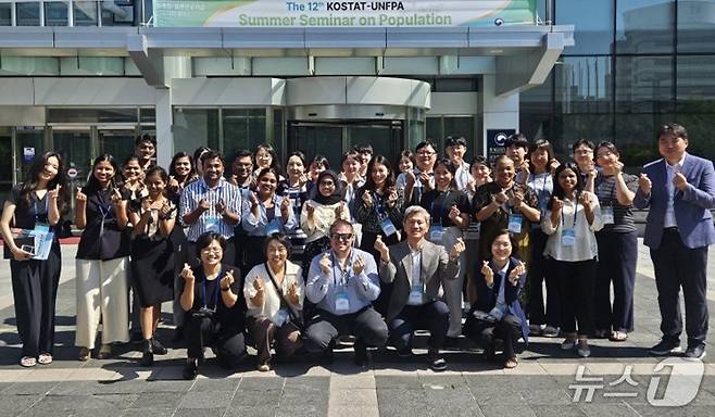 23일 대전 통계인재개발원에서 열린 '제12회 통계청-UNFPA 인구 서머세미나'의 참가자들이 기념촬영을 하고 있다(통계청 제공). 2025.6.23/뉴스1