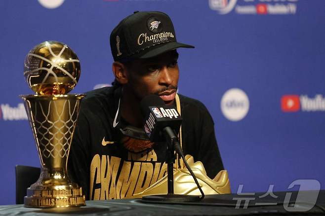 NBA 파이널 MVP를 수상한 오클라호미시티의 길저스-알렉산더.ⓒ AFP=뉴스1