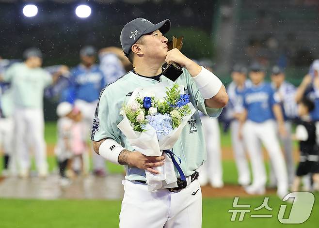 KIA 타이거즈 최형우가 지난해 올스타전에서 최고령 MVP에 선정된 뒤 트로피에 입을 맞추고 있다. 2024.7.6/뉴스1 ⓒ News1 김진환 기자