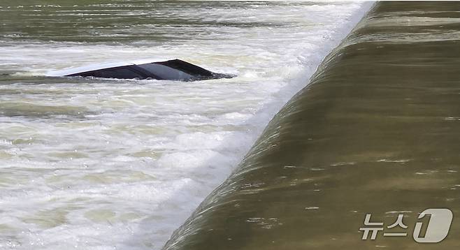 22일 오후 4시16분쯤 포항의 한 하천에서 70대 A 씨가 탄 승용차가 불어난 물에 잠겨 차량 지붕만 겨우 보이고 있다.(포항북부경찰서 제공, 재판매 및 DB금자) 2025.6.23/뉴스1