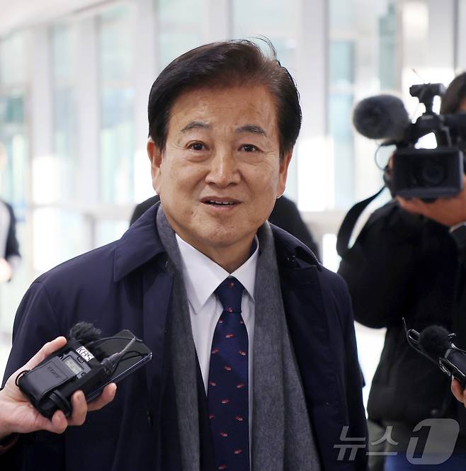 공직선거법 위반 혐의로 기소된 더불어민주당 정동영 의원이 1월15일 전북자치도 전주시 전주지법에서 재판을 받기 위해 법정으로 향하고 있다. (전북사진기자단 공동취재) 2025.1.15/뉴스1