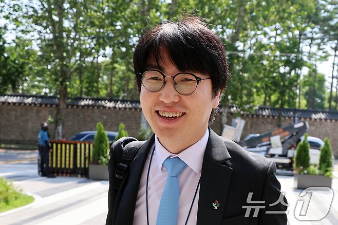 하정우 대통령실 AI미래기획수석이 23일 오전 서울 종로구 정부서울청사 창성동 별관에서 국정기획위원회 특강을 위해 발걸음을 옮기고 있다. 2025.6.23/뉴스1 ⓒ News1 황기선 기자