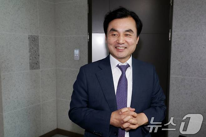국방부장관 후보자로 지명된 안규백 더불어민주당 의원이 23일 오후 서울 여의도 국회 의원회관 사무실을 잠시 나서고 있다. 2025.6.23/뉴스1 ⓒ News1 이광호 기자