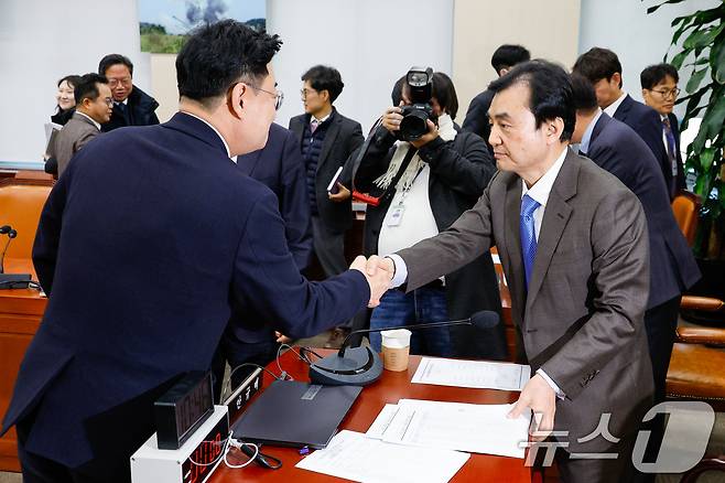 지난 1월 7일 서울 여의도 국회에서 윤석열 정부의 비상계엄 선포를 통한 내란 혐의 진상규명 국정조사특별위원회 2차 회의를 마친 안규백 위원장이 김성원 국민의힘 간사와 악수하는 모습. 2025.1.7/뉴스1 ⓒ News1 안은나 기자