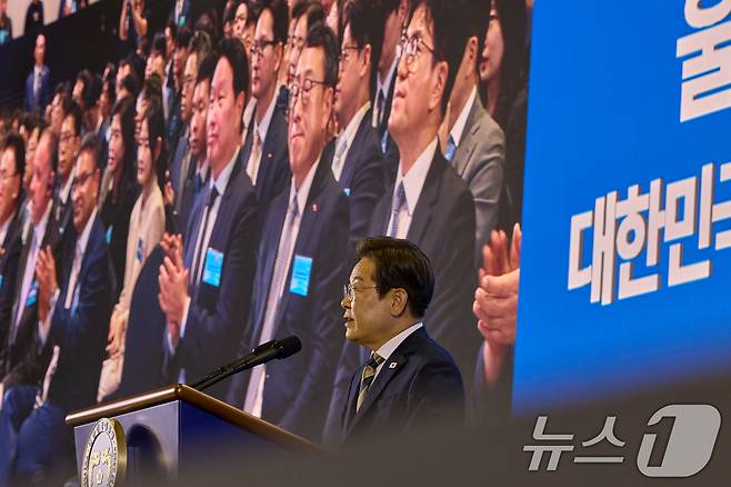 이재명 대통령이 지난 20일 울산 울주군 울산전시컨벤션센터에서 열린 울산 인공지능(AI) 데이터센터 출범식에서 격려사를 하고 있다. (이재명 대통령 SNS. 재판매 및 DB 금지) 2025.6.21/뉴스1 ⓒ News1 허경 기자