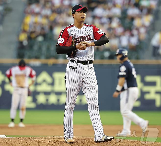 22일 오후 서울 송파구 잠실야구장에서 열린 프로야구 '2025 신한 SOL뱅크 KBO 리그' LG 트윈스와 두산 베어스의 경기, LG 정우영이 8회초 무사 1,2루에서 두산 김인태에게 볼넷을 허용한 후 아쉬워하고 있다. 2025.6.22/뉴스1 ⓒ News1 김진환 기자
