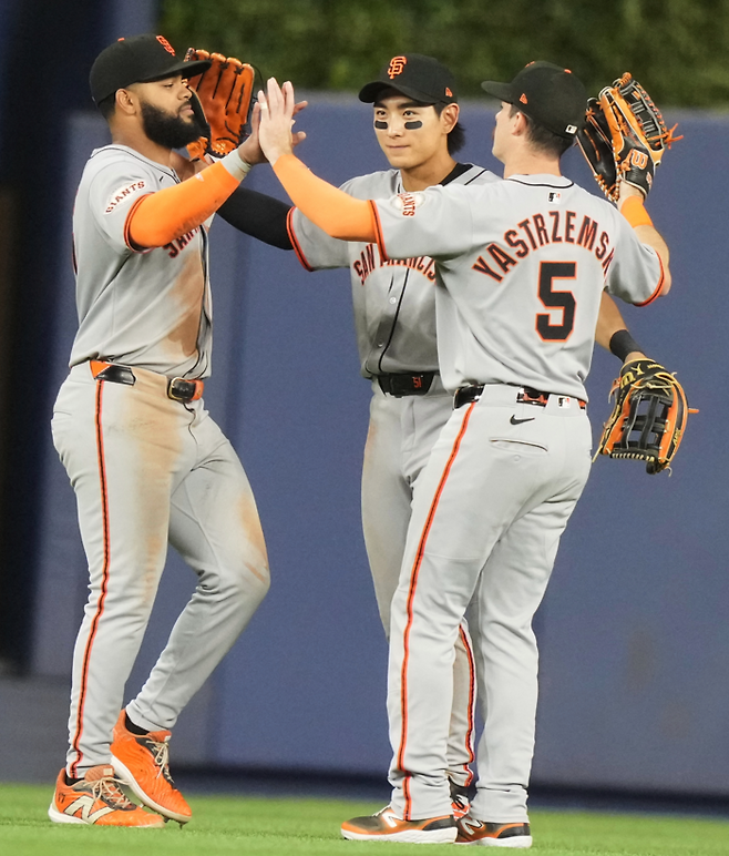 San Francisco Giants left fielder Heliot Ramos, center fielder Jung Hoo Lee,  right fielder Mike Yastrzemski .  AP연합뉴스