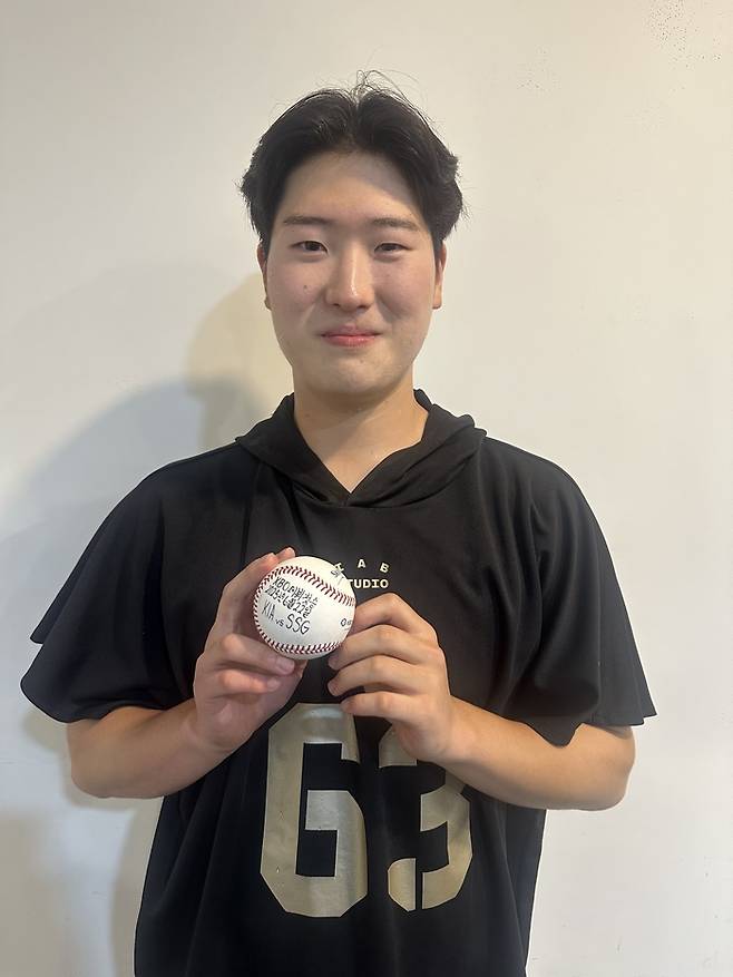 KIA 이호민이 22일 인천SSG랜더스필드에서 열린 2025 KBO리그 SSG전에서 승리투수가 된 후 승리 공을 들고 포즈를 취했다. 사진 | KIA 타이거즈