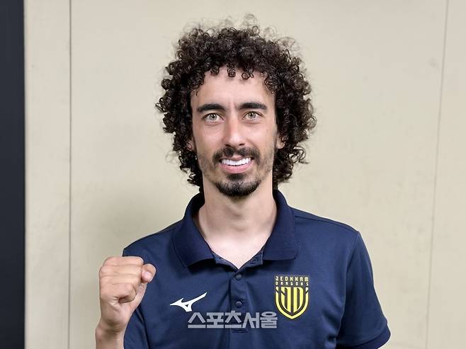 전남 드래곤즈 발디비아가 22일 광양축구전용구장에서 열린 김포와의 경기 후 인터뷰에 응하고 있다. 광양 | 정다워 기자