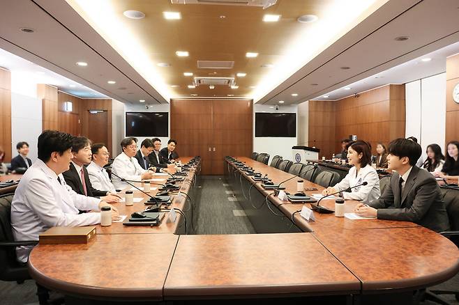 연세의료원 관계자들과 슈가가 대화를 나누고 있다. 사진 | 세브란스