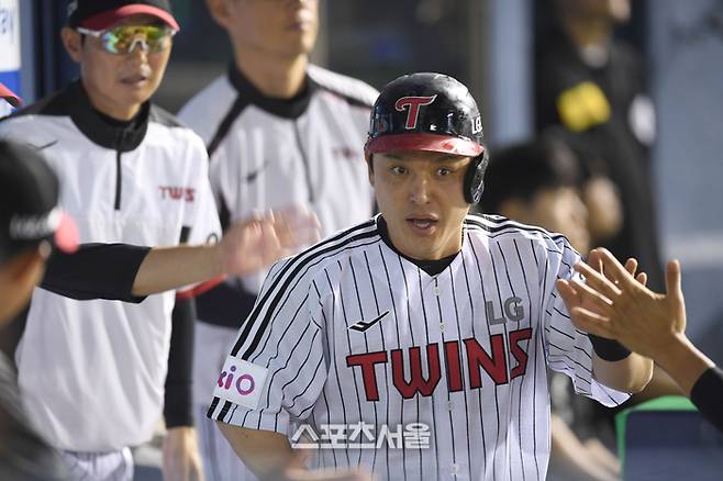 LG 박동원이 선수단과 하이파이브를 하고 있다. 잠실 | 최승섭기자 thunder@sportsseoul.com