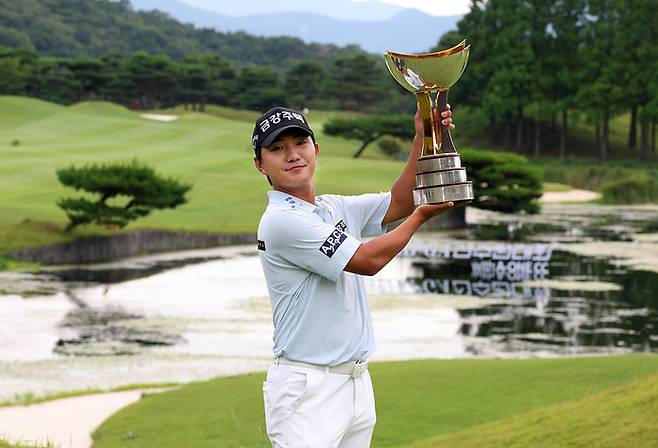 ‘제68회 KPGA 선수권대회’에서 우승한 옥태훈이 우승 트로피를 들어보이고 있다. 사진 | KPGA