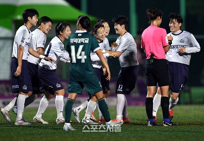경북 대경대 전유미(가운데)가 23일 경남 합천에서 열린 ‘2025 스포츠케이션 명품도시 합천에서 펼쳐지는 제33회 여왕기 전국여자축구대회’ 대학부 경북 위덕대와 경기에서 선제골을 넣고 동료들과 함께 기뻐하고 있다. 2025. 6. 23. 합천 | 박진업 기자 upandup@sportsseoul.com
