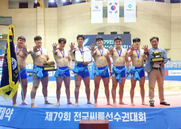 23일 충청북도 제천시 제천체육관에서 열린 '제79회 전국씨름선수권대회' 대학부 단체전 결승전에서 인하대학교(인천광역시)를 상대로 4-3 극적 승리를 거둔 경기대 선수들이 우승 후 5연패를 상징하는 손가락을 펼쳐 보이고 있다. 사진┃대한씨름협회