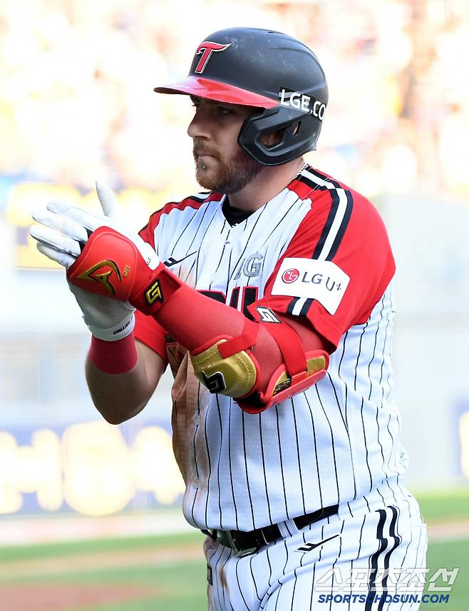 박해민 타점 선물에 오스틴은 고마운 마음을 담아 박수를 보냈다.