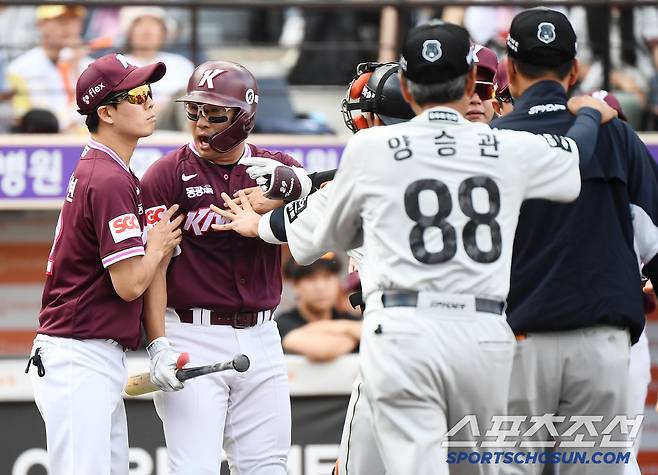 22일 대전 한화생명볼파크에서 열린 키움-한화전. 3회초 2사 1루 폰세와 임지열이 신경전을 벌이자 벤치클리어링이 발생하고 있다. 대전=정재근 기자 cjg@sportschosun.com/2025.6.22/