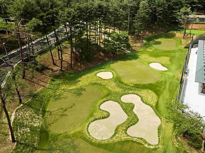 ◇워커힐 골프클럽의 '숏게임 콤플렉스'는 PGA 마스터즈 오거스타 골프장의 '12번홀'을 오마주해 구현했다.
