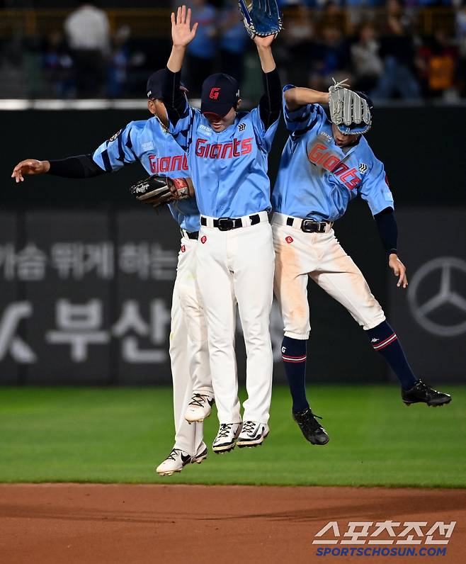 22일 부산 사직야구장에서 열린 삼성과 롯데의 경기, 롯데가 9대6으로 승리했다. 승리의 기쁨을 나누는 레이예스, 한승현, 김동혁의 모습.  부산=허상욱 기자wook@sportschosun.com/2025.06.22/