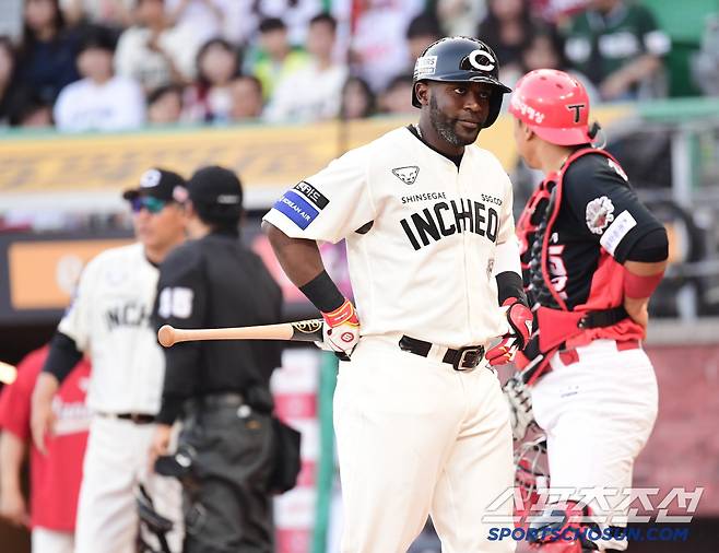 22일 인천 SSG랜더스필드에서 열린 SSG와 KIA의 경기. 7회말 타석에서 불만을 나타내는 SSG 에레디아. 인천=송정헌 기자songs@sportschosun.com/2025.06.22/