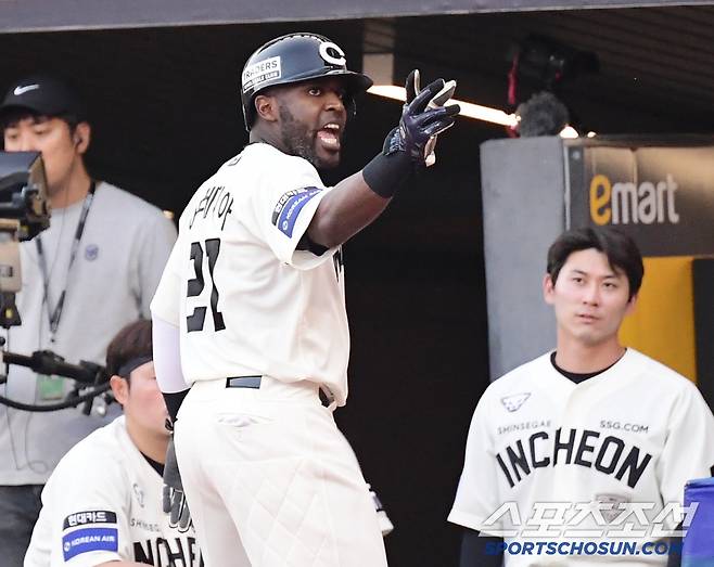 22일 인천 SSG랜더스필드에서 열린 SSG와 KIA의 경기. 7회말 퇴장 당하고 있는 SSG 에레디아. 인천=송정헌 기자songs@sportschosun.com/2025.06.22/