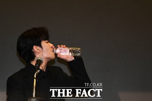 광고가 취소되고 작품이 중단되는 등 막대한 피해를 입은 김수현 측은 유족과 가세연 운영자 등을 명예훼손 혐의 등으로 고소하고, 120억 원 규모의 손해배상 청구 소송도 제기했다. 사진은 김수현이 지난 3월31일 故 김새론과 미성년자 시절 교제 의혹 기자회견에 참석해 물을 마시고 있다. /서예원 기자