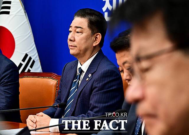 김병기 더불어민주당 대표 직무대행 겸 원내대표가 23일 국회에서 열린 최고위원회의에서 "아무 것도 안 하는게 가장 나쁜 일"이라며 국민의힘을 향해 신속한 추가경정예산(추경) 협조를 촉구했다. /국회=배정한 기자