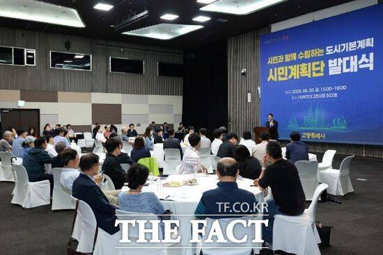 지난 20일 열린 경기 고양시의 '2040년 도시기본계획 시민계획단' 발대식에 참석한 86명의 시민들이 시의 20년 후 미래를 위해 분과별 토의를 진행하고 있다./고양시