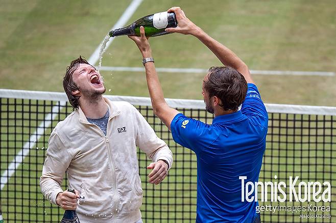 다닐 메드베데프(우)와 우승 세리머니를 즐기고 있는 부블릭(좌) (사진/게티이미지코리아)