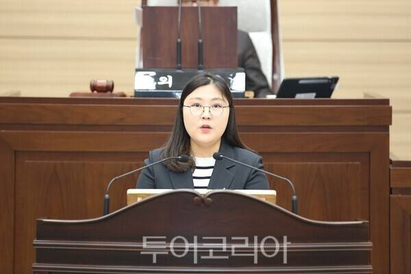 인천 서구의회 송이 의원이 23일 열린 제274회 인천광역시 서구의회 제1차 정례회 제2차 본회의에서 5분 자유발언을 하고 있다.
