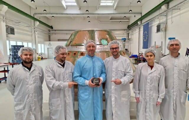 TEC의 시설에서 셀레스티스의 퍼서비어런스 비행 탑재물을 인계하는 모습(출처=TEC)