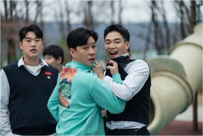 ‘샬롱드홈즈’ 정상훈, 학폭빌런에 멱살잡이 굴욕 당해(제공 :ENA)