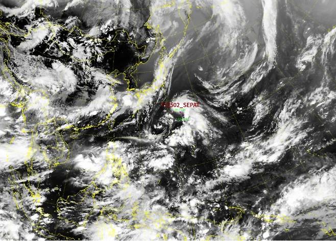 2025년 2호 태풍 '스팟'이 발생 했다. 2025년 장마전선(정체전선)이 23일 제주와 남해 쪽에 머물면서, 제주와 남부 지방을 중심으로 많은 비가 내릴 것으로 예측되는 가운데, 이 장마전선(정체전선)은 24일쯤 다시 북상할 전망이다. 기상청은 이때 2호 태풍 스팟이 우리나라 제주와 남부에 머물고 있는 2025년 장마기간 직·간접영향에 예의 주시하고 있다. ⓒ기상청: 2025년 태풍 감시 구름영상 자료
