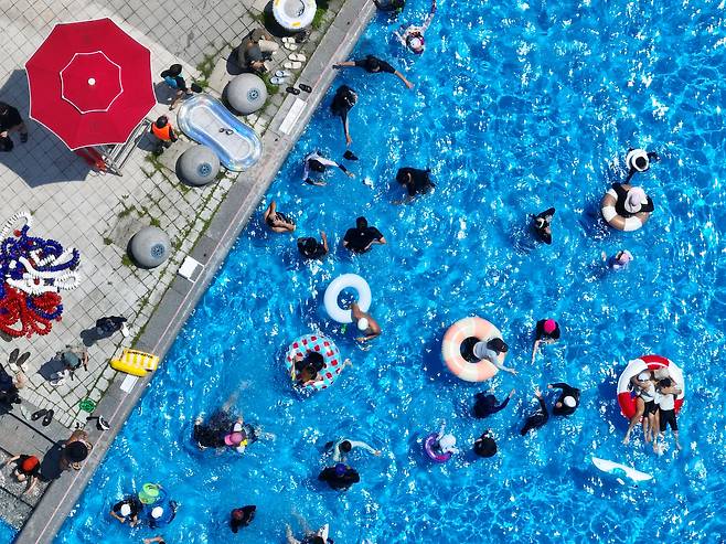 최고기온이 31도까지 오른 지난 22일 오후 서울 광진구 뚝섬한강공원 야외수영장에서 시민들이 물놀이를 하며 즐거운 시간을 보내고 있다. /박성원 기자