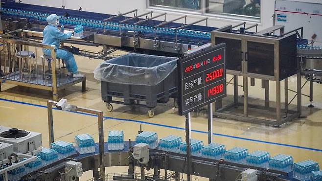 지난 11일 중국 지린성 농심 백산수 신공장에서 백산수가 생산되고 있다./박성원 기자