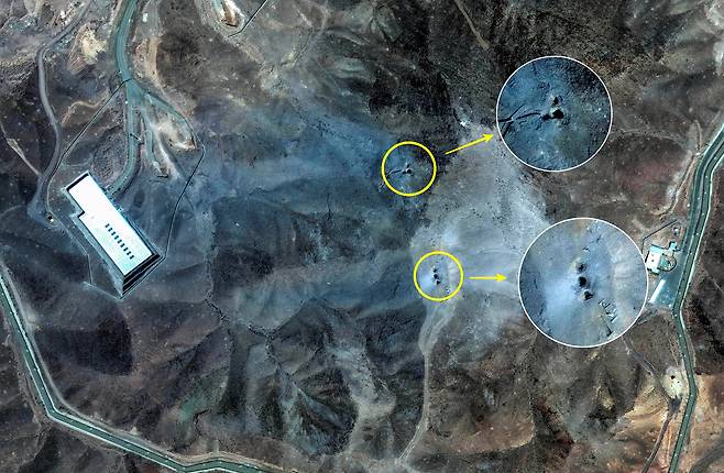 22일 미국의 공습으로  파괴된 이란 포르도 농축시설 위성사진. 산등성이에 벙커버스터가 뚫고 들어간 6개의 구멍이  분화구 처럼 선명하다./Maxar Technologies/AP 연합뉴스