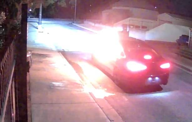 호주에서 남성들이 한 주택에 불을 지르려다 실수로 자신들이 타고 온 차량에 불이 붙어 차를 버리고 도주한 사건이 발생했다. /남호주경찰청