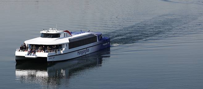 서울시 한강버스가 한강을 지나가고 있다. /뉴스1