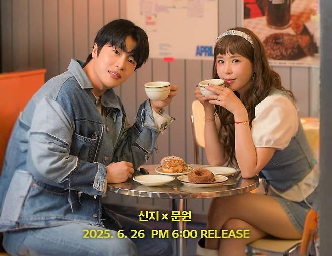 신지와 문원이 함께 발표하는 듀엣곡 ‘샬라카둘라’ 포스터. /인스타그램